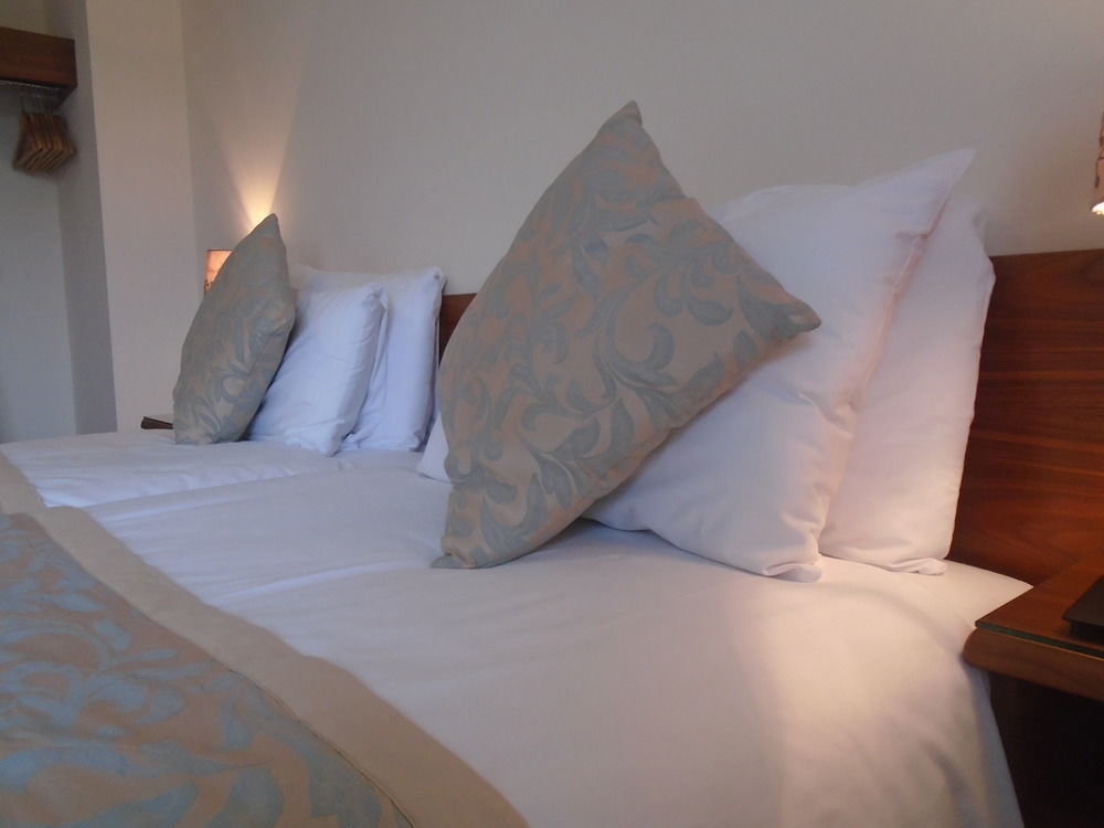 The Bridge House; Bw Signature Collection 3* Ferndown